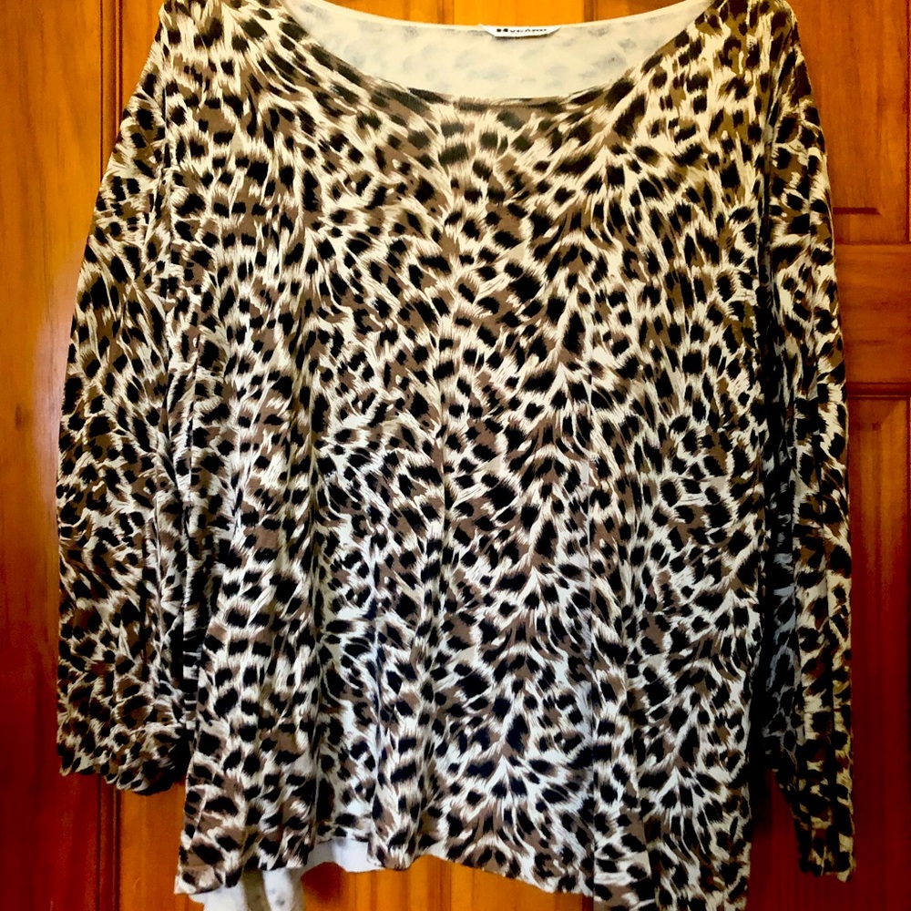 Leopard print Nygard Collection 2x top. Smoke free